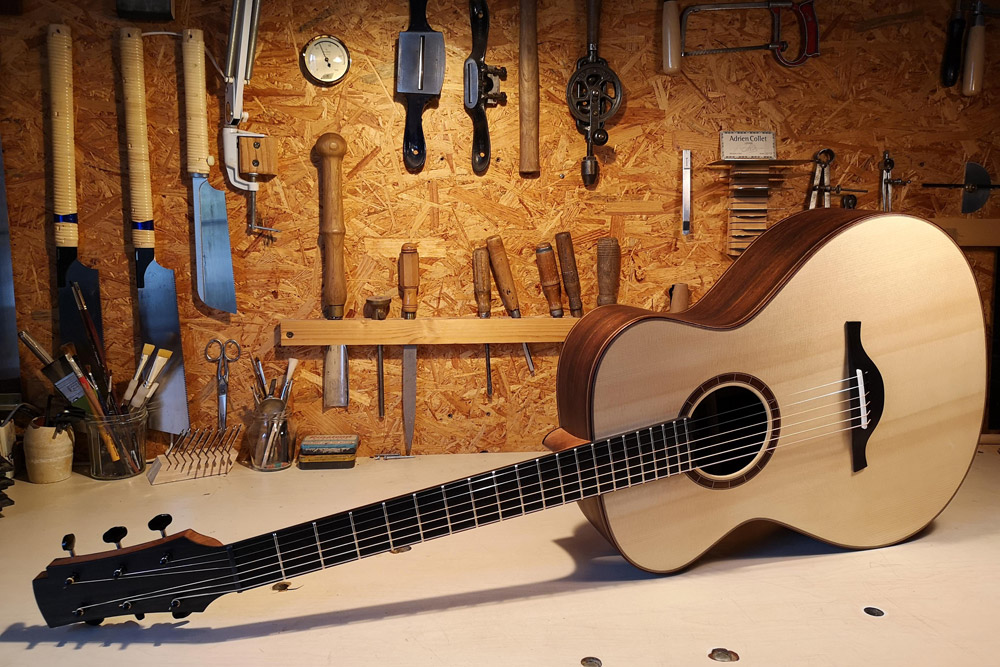 Restauration d'une guitare folk avec un chevalet arrachéRestauration d'une  guitare folk avec un chevalet arraché